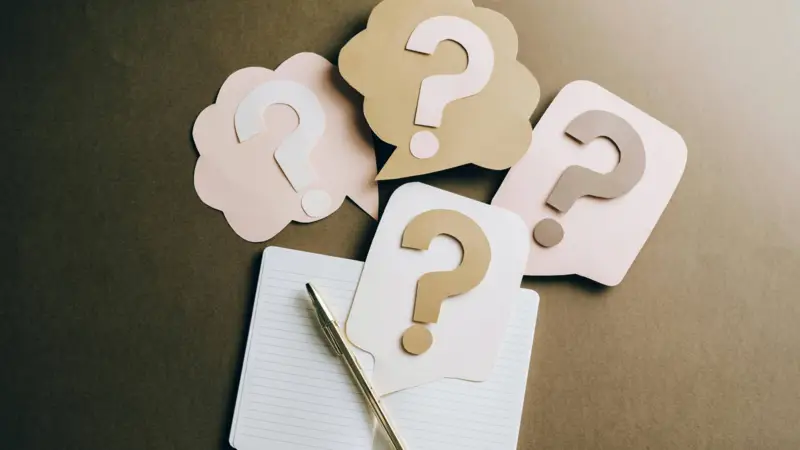Como fazer um resumo: Dicas essenciais para saber como escrever um resumo 3 Dúvidas sobre estrutura do resumo: bloco de notas com pontos de interrogação, representando questionamentos sobre como fazer um bom resumo.